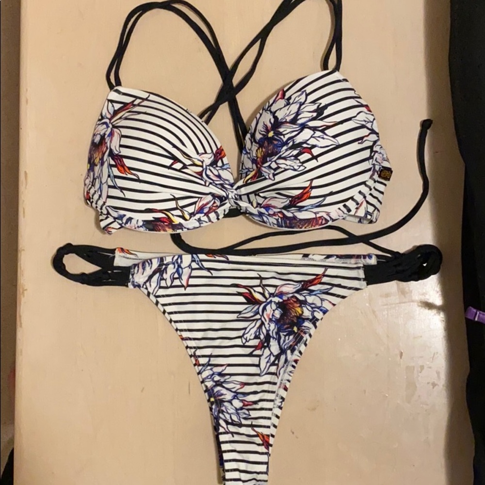 Push up bikini top and cheeky bottoms